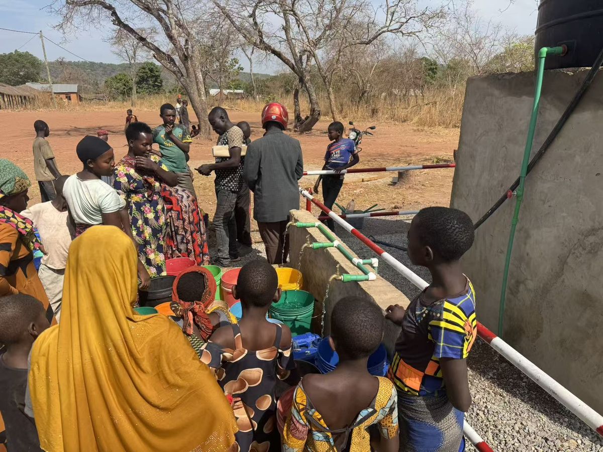 Women and children filling buckets at the tap stands