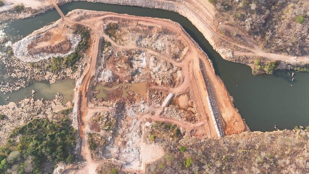 Headworks: cofferdams and diversion channel