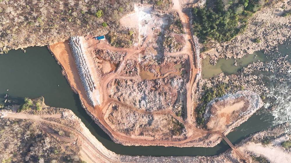 Cofferdams and the dam area from the air